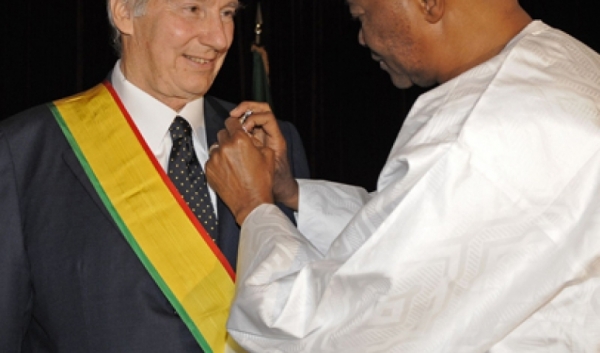 Hazar Imam is awarded the Grand Cross of the National Order of Mali by President Amadou Toumani Touré during a state b